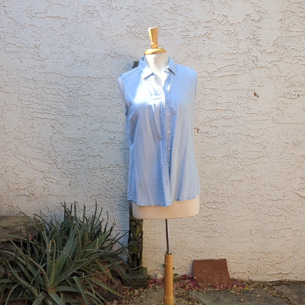 Chico's Light Blue Sleeveless Button-Down Shirt